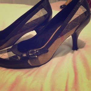 Women’s Size 8.5 BURBERRY authentic pumps!